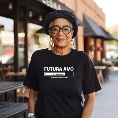 Pessoa a usar t-shirt preta com texto em branco FUTURA AVÓ A CARREGAR POR FAVOR AGUARDE