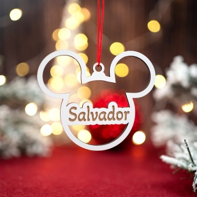 Enfeite de Natal em madeira branca em forma de cabeça com nome Salvador