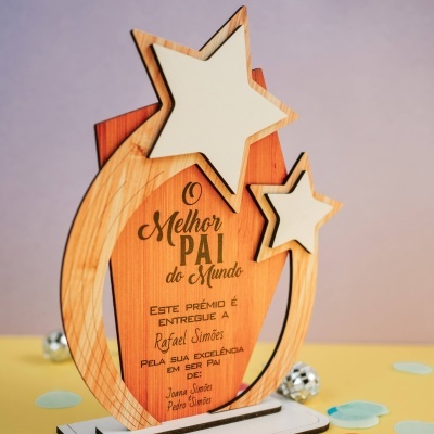 Placa em madeira com estrelas brancas e texto em português para o melhor pai do mundo