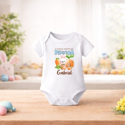 Body branco para bebé com estampado de Páscoa com coelho e cenoura e nome Gabriel