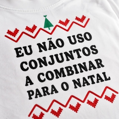 Camisola branca com texto e padrão natalício em vermelho e verde
