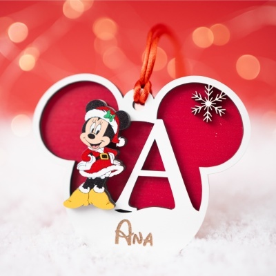 Enfeite de Natal em formato da cabeça da Minnie com gorro de Pai Natal e texto ANA.