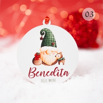 Etiqueta redonda com ilustração de gnomo e texto Benedita FELIZ NATAL em fundo vermelho.