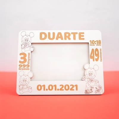 Moldura branca de madeira com texto gravado a laser DUARTE e desenhos infantis