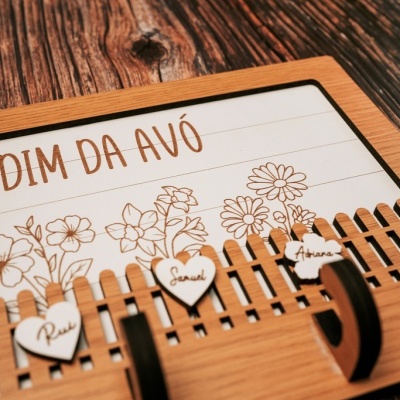Suporte de madeira com nomes e ganchos para pendurar em madeira escura