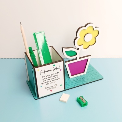 Organizador de secretária com porta-lápis e decoração de flor colorida