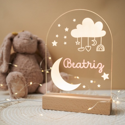 Luz decorativa com desenho de lua e estrelas e peluche castanho ao fundo