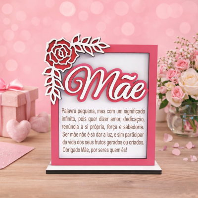 Placa decorativa rosa com texto sobre Mãe e flores na mesa
