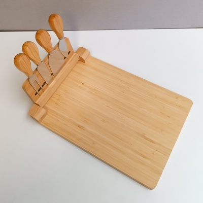 Tabuleiro de cozinha em madeira clara com facas de queijo com cabos de madeira