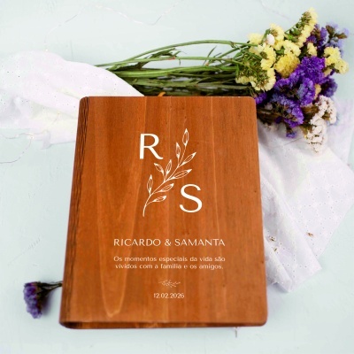 Livro de madeira com nomes RICARDO & SAMANTA e flores secas coloridas sobre tecido branco