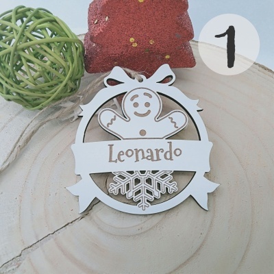 Enfeite de madeira branca com boneco de gengibre, bola decorativa verde e árvore vermelha
