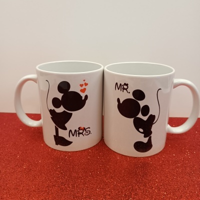 Conjunto de duas canecas brancas com desenhos de ratos e textos MR. e MRS.