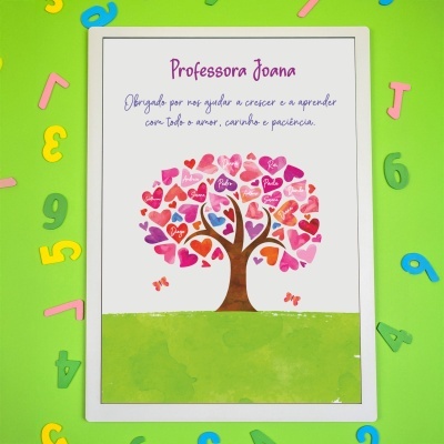 Moldura com desenho de árvore de corações e agradecimento à professora Joana sobre fundo verde com números coloridos