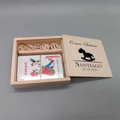 Caixa de madeira com jogo de cartas e dados, tampa decorada com cavalo e texto O meu Batismo Santiago 27.07.2021