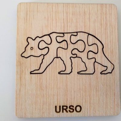 Quebra-cabeças em madeira com figura de urso e palavra URSO.