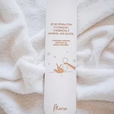 Marcador de páginas branco com texto dourado do Pequeno Príncipe sobre tecido peludo