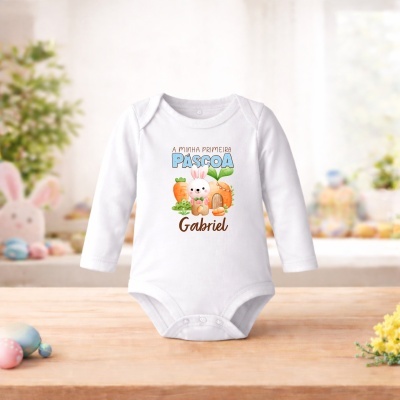 Body branco para bebé com estampa de coelho e texto A MINHA PRIMEIRA PÁSCOA Gabriel
