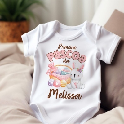 Body branco de bebé com coelho e cesta colorida e texto impresso