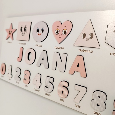 Quadro decorativo com formas geométricas e números em cima de uma parede branca
