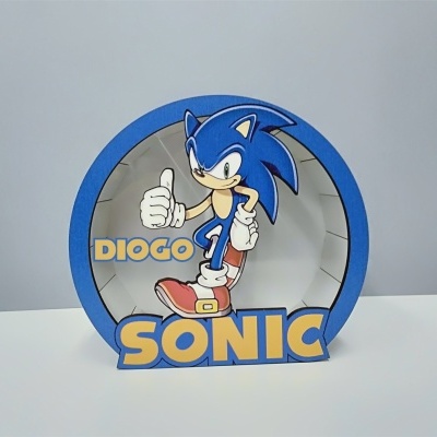 Objeto decorativo com personagem Sonic e texto DIOGO