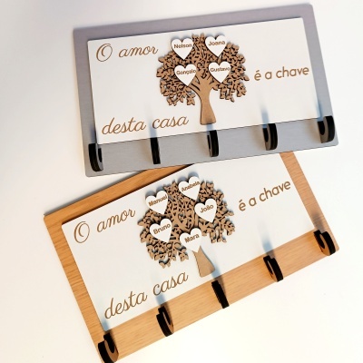 Suporte de chaves com placa branca, texto em castanho e árvore decorativa com corações de nomes