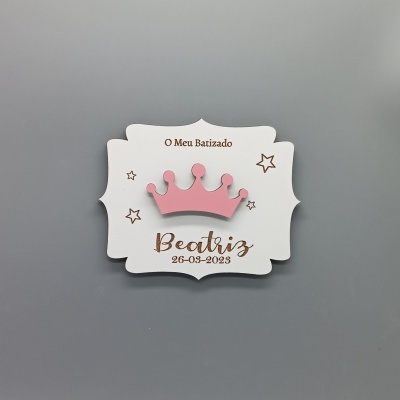 Placa decorativa branca com texto e coroa rosa