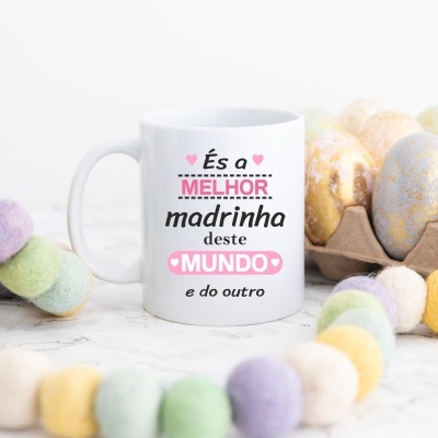 Caneca branca com texto em português e decoração colorida pastel