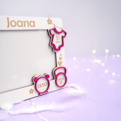 Moldura infantil personalizada branca com nome Joana e ícones de medidas em madeira cor de rosa e branco