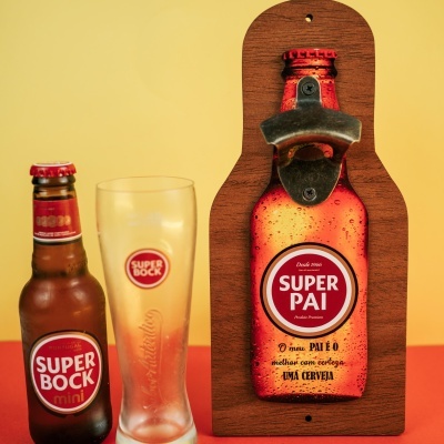 Garrafa de cerveja, copo e abridor de parede de madeira com design de cerveja Super Pai