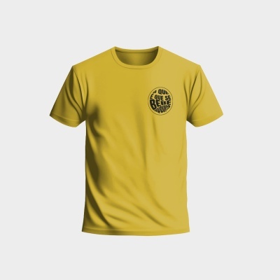 Camisola amarela com estampa preta textual no peito