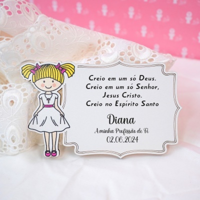 Convite de profissão de fé com ilustração de menina e tecido rendado ao fundo