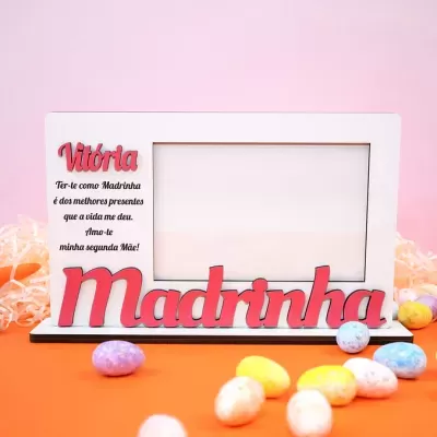 Moldura de fotografia branca com texto para madrinha, rodeada de ovos coloridos