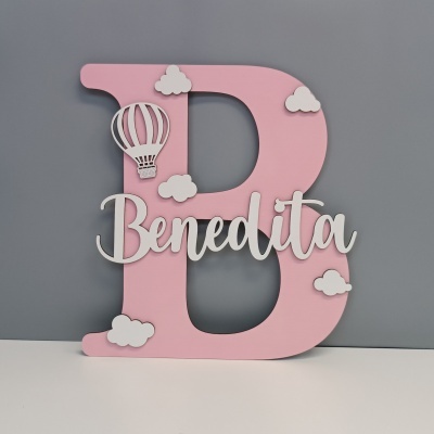 Letra decorativa rosa com nuvens brancas e nome Benedita