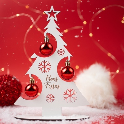 Árvore decorativa branca de Natal em madeira com bolas vermelhas e texto Boas Festas