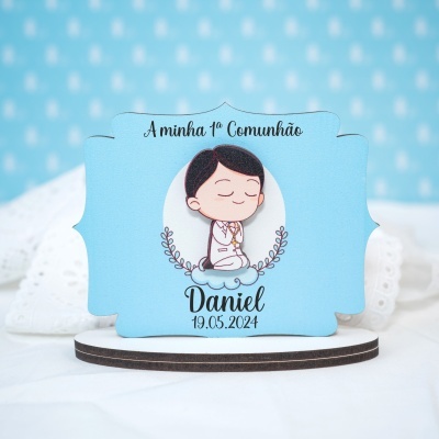 Cartão azul 1ª Comunhão com ilustração menino ajoelhado e texto