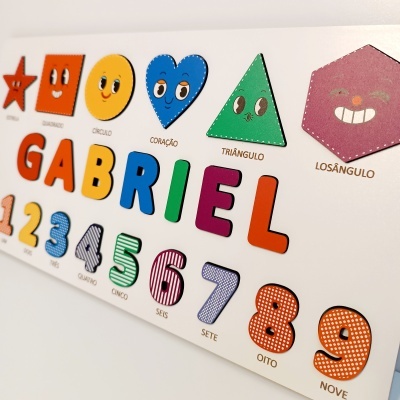 Painel educativo com formas geométricas coloridas e números com texto em português