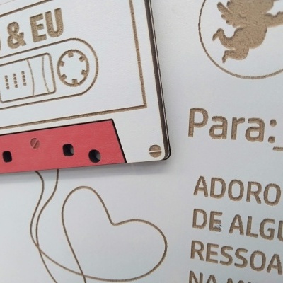 Cartão branco com gravação a laser de cassete TU & EU e texto Para:
