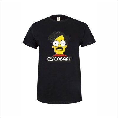 T-shirt preta com estampa de personagem e texto ESCOBART