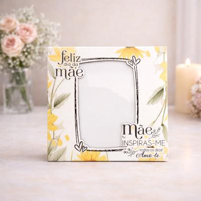 Moldura para foto com flores amarelas e texto em português sobre o Dia da Mãe