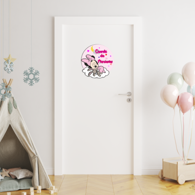 Porta branca com adesivo decorativo de Minnie rosa e texto Quarto de Mariana em ambiente infantil com tenda de tecido e balões coloridos