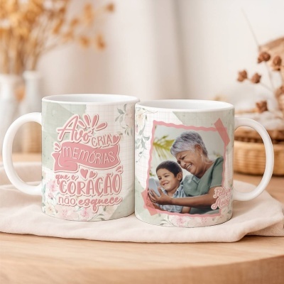 Duas canecas brancas decoradas com padrão floral e textos em português aniversariando avós
