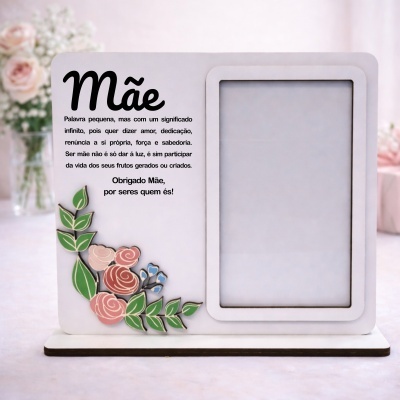 Moldura fotográfica branca com flores decorativas e texto em português sobre a mãe.