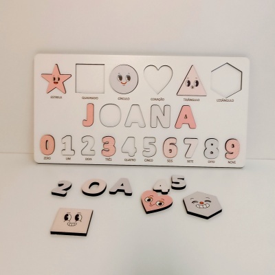 Jogo educativo de formas geométricas em madeira com letras e números em português