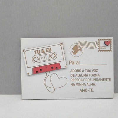 Postal branco com desenho de cassete e texto romântico em português