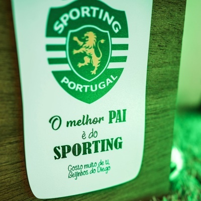 Etiqueta branca com logo verde do Sporting Portugal e texto em verde