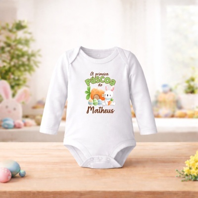 Body branco de bebé com estampa de Páscoa e texto personalizado