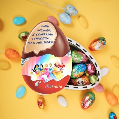 Ovo de chocolate com ilustrações de princesas da Disney e texto personalizado, com pequenos ovos de chocolate ao redor em fundo amarelo.