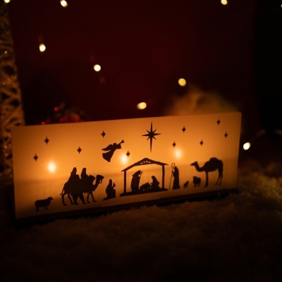 Lanterna decorativa de Natal com cena do presépio e estrelas em silhueta negra