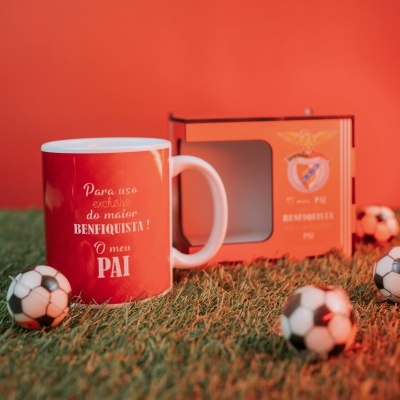 caneca vermelha com texto branco e caixa vermelha com brasão num fundo vermelho