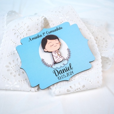 Convite azul de madeira para Comunhão com desenho de menino a rezar e texto personalizado.